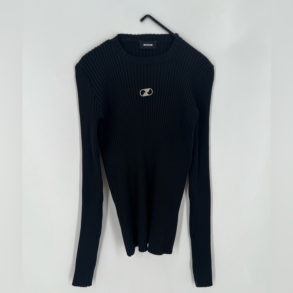 We11done Fitted Ribbed Knit Centre Logo Hardware Crewneck Sweater In Black